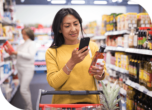 ci-product-scanpaygo-woman scanning in store